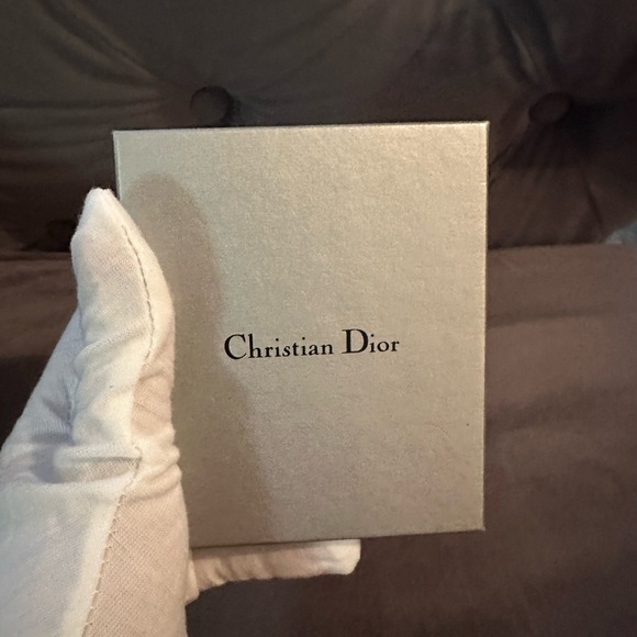 🔥EUC Christian Dior floral bracelet approximately 8” no￼stones missing +box🔥 - Picture 7 of 11